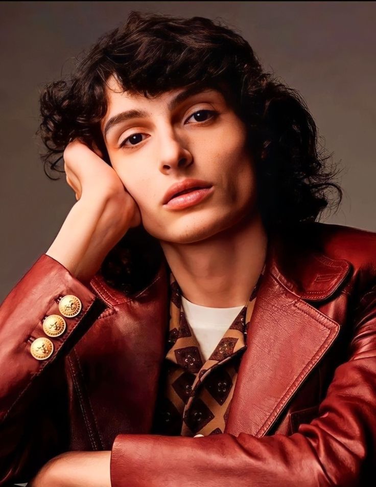 Byersghost's tweet image. —au; #byler || descendientes

cuando mike wheeler hereda la corona, su primer decreto sacude Auradon: los hijos de villanos dejan la isla para estudiar en la escuela real.
O
Dónde Will byers quiere robar la varita de la hada madrina, sin pensar que en el proceso se enamoria.