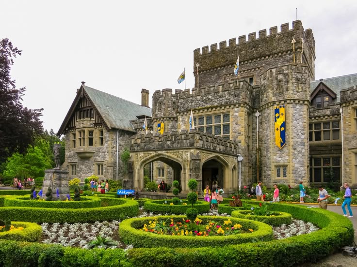 Byersghost's tweet image. —au; #byler || descendientes

cuando mike wheeler hereda la corona, su primer decreto sacude Auradon: los hijos de villanos dejan la isla para estudiar en la escuela real.
O
Dónde Will byers quiere robar la varita de la hada madrina, sin pensar que en el proceso se enamoria.