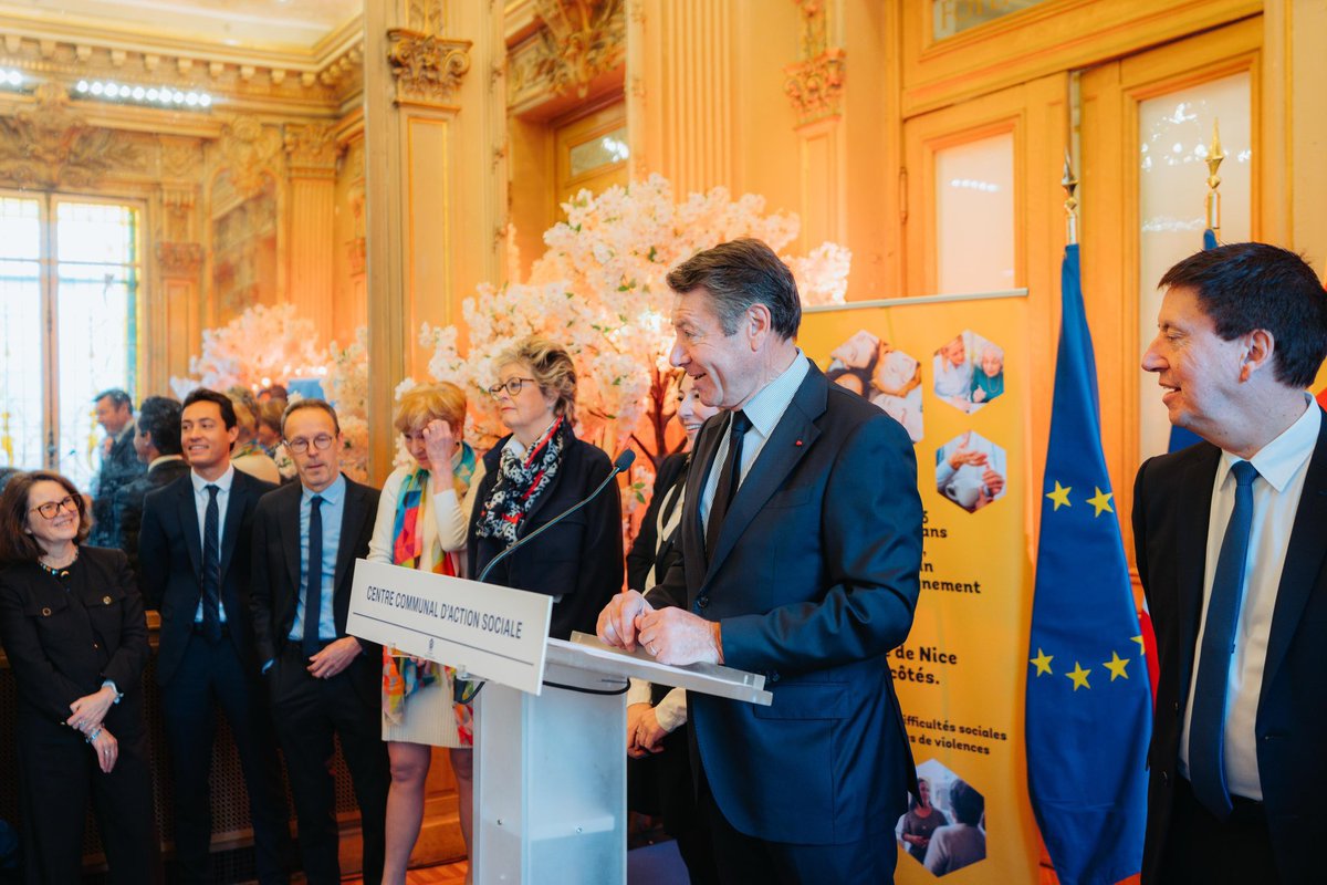 hervecael's tweet photo. Dans le cadre prestigieux de l’Opéra de Nice, un moment de partage autour du maire de Nice pour adresser nos vœux et remercier chaleureusement les agents du CCAS et de la Ville de #Nice06 , engagés chaque jour avec dévouement au service des Niçoises et des Niçois. 💙 https://t.co/VB9gFgK1uw