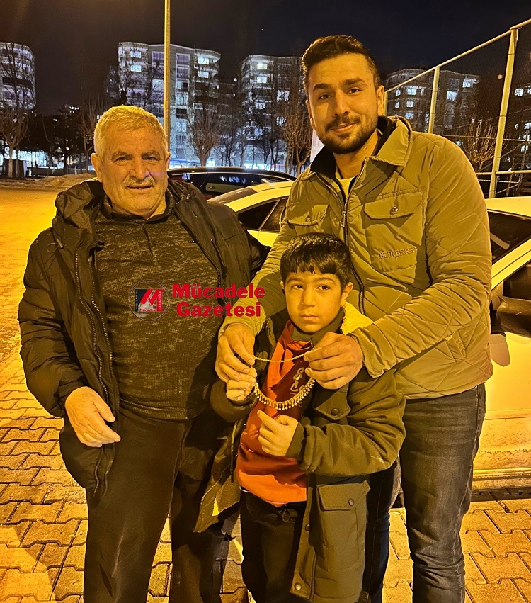 MucadeleGzt's tweet photo. Diyarbakır’da örnek davranış!

Kayapınar’da yerde bulduğu altın kolyeyi sahibine teslim eden Serhat Aksu örnek bir davranış sergiledi. https://t.co/0PDEO8x1Qd