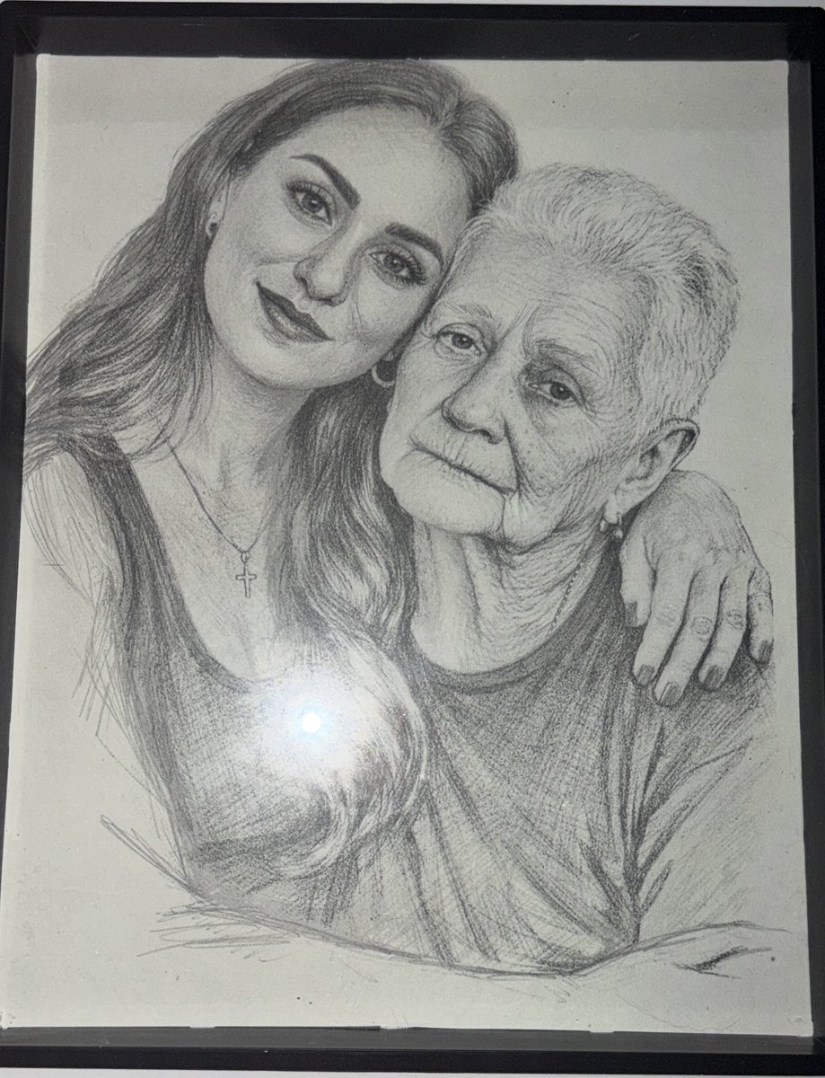 unatalvickycar's tweet image. Que x haga su magia, mi hija hace estos cuadros, y los entrega enmarcados, puedes encargar el tuyo con una persona que hayas perdido o con la personas o animalito de tu preferencia, y lo mejor, muy económicos. (Esta soy yo con mi abuela) les agradezco y me ayuden con un Rt.…