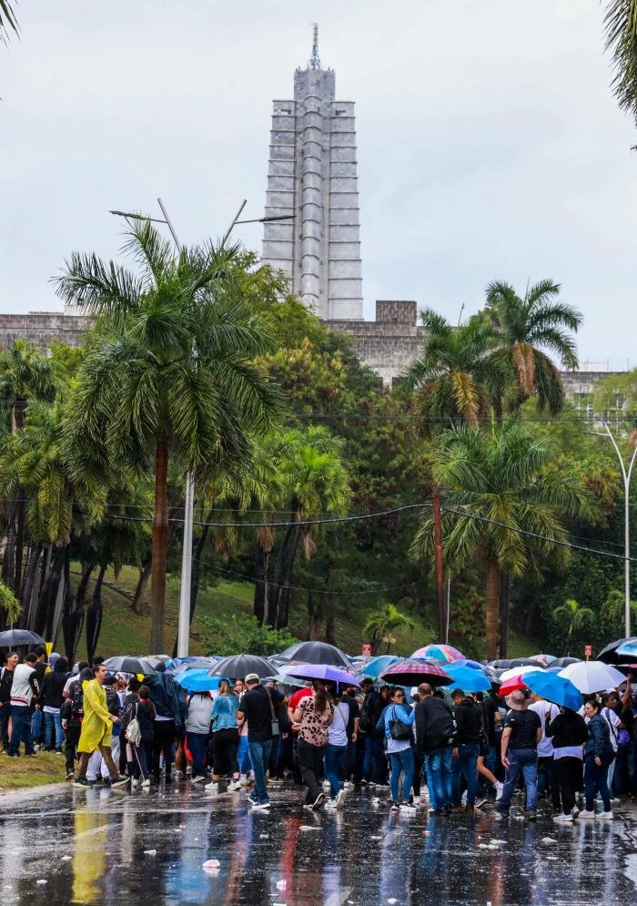 El cielo patrio también lloró a los valientes, a ellos a quienes el Pueblo rinde homenaje y no hay lluvia que los detenga. #HonorYGloria  #CubaHonra a sus 32 mártires caídos en Venezuela.