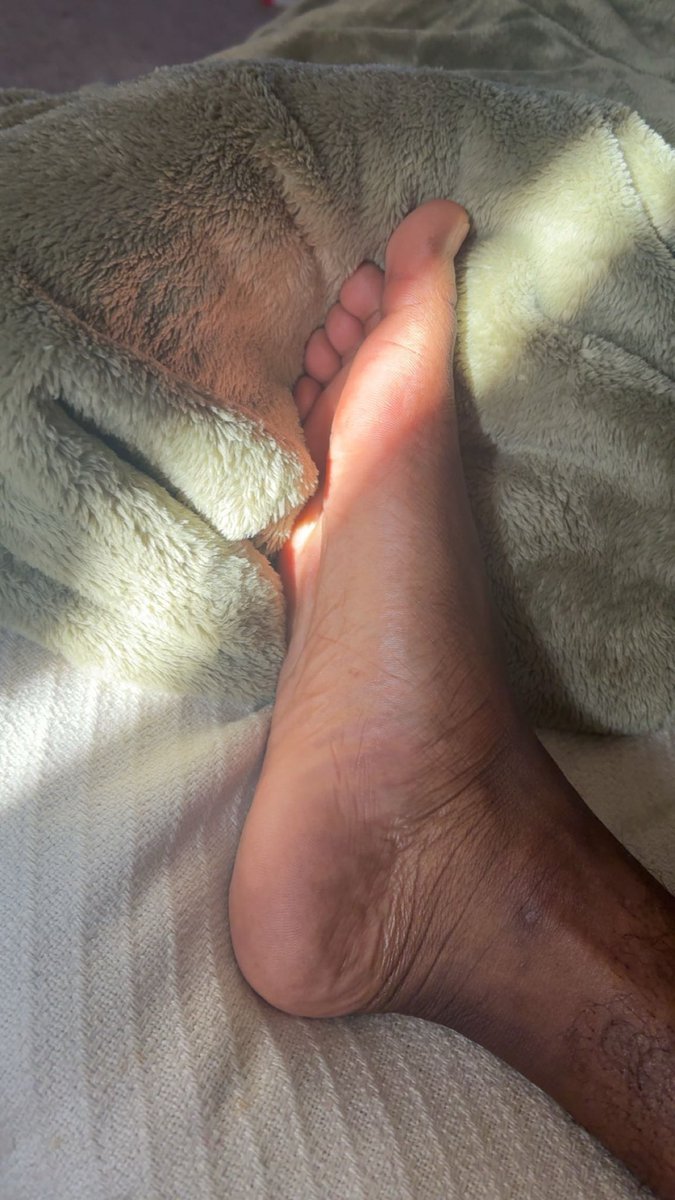 prettyboift's tweet photo. Golden hours for these sun kisses feet #gayfeet #malefootfetish #gayfeetfetish #blackmalefeet #blacksoles #size10feet https://t.co/rHb1ox5Nck
