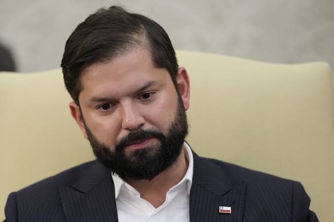 andres20ad's tweet image. Si hubiera sabido que iba a salvar a las Isapres y a Claudio Crespo, fortalecer las AFP, regalar el litio a la nieta de Pinochet, tratar de demócrata a quien violó los DD.HH. y entregar el poder al hijo de un nazi, jamás hubiera votado por el liberal woke de Gabriel Boric.