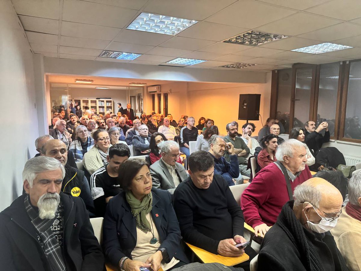 Barış Akademisyenleri’nin “Artık Yeter: Hem Barış Hem Adalet” çağrısında bir araya geldik; barış talebinin susturulamayacağını bir kez daha ifade ettik.

Demokratik siyasetin, akademinin ve toplumun ortak talebi nettir: Onurlu barış ve gerçek adalet.

Barışı savunmak suç