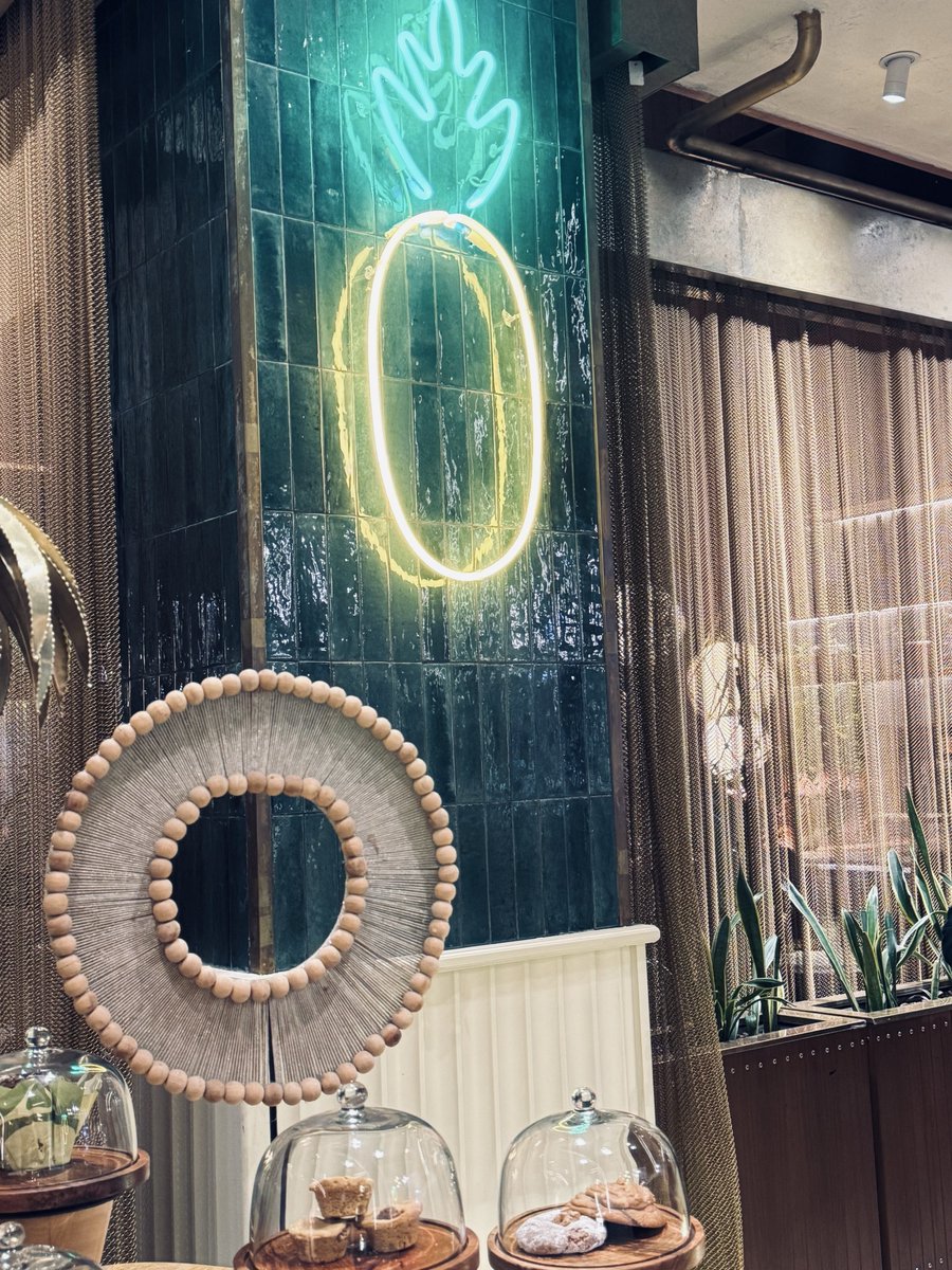 عجلة الأيام تدور بسرعة مذهلة، تتزاحم الأحداث وتتغير الوجوه وتتبدل الظروف..لدرجة أننا لم نعد نشعر بمرور الشهور! الحقوا أحلامكم، وتمسكوا بمن تحبون، فالزمن لا ينتظر أحداً