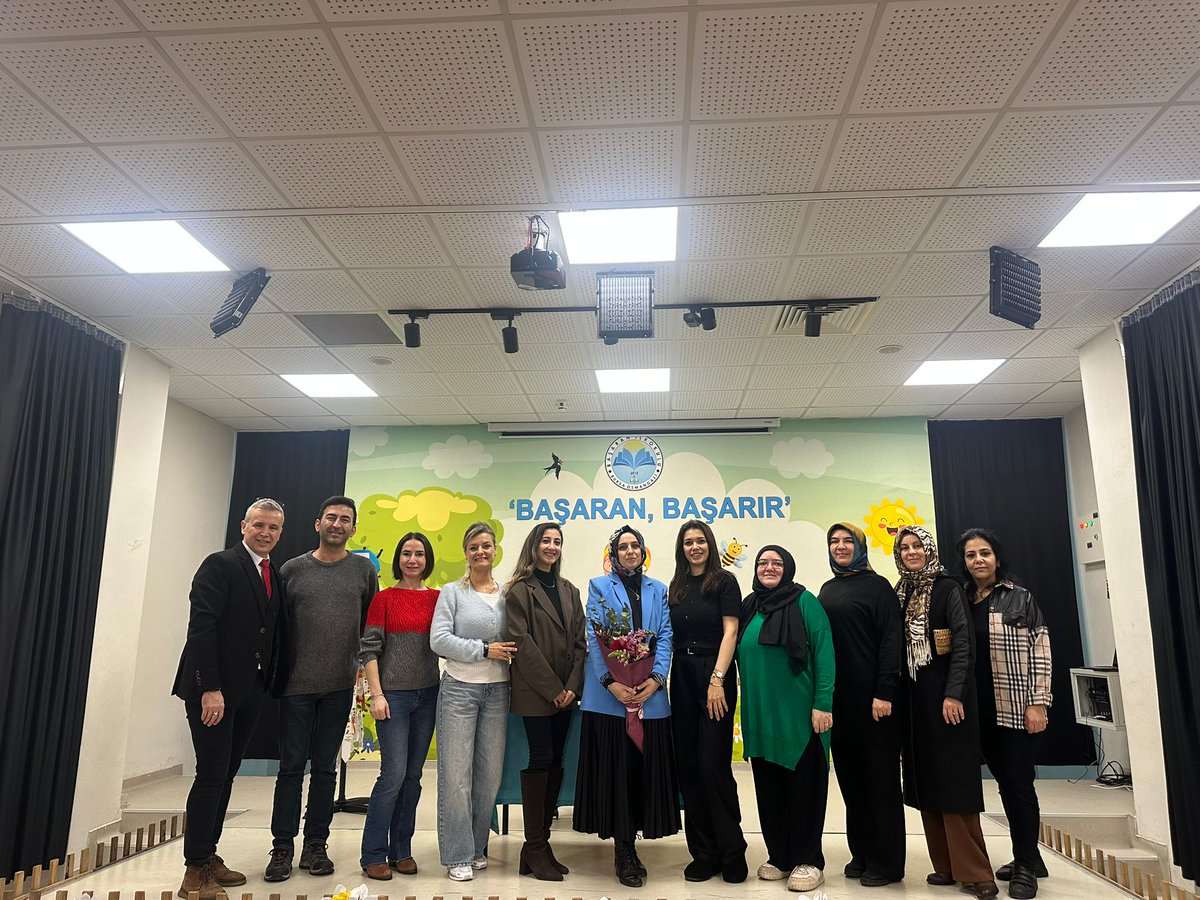 Zorbalık, öfke, stres, sabır üzerine farkındalık ve ilham dolu bir buluşma✍🏻
Klinik Psikolog ve yazar Oya Doğan okulumuzdaydı. 🧠📚✨ 
Değerli paylaşımları için kendisine çok teşekkür ederiz.
@osmangazi_mem 
@metinsezer_16
@ilhansarigul