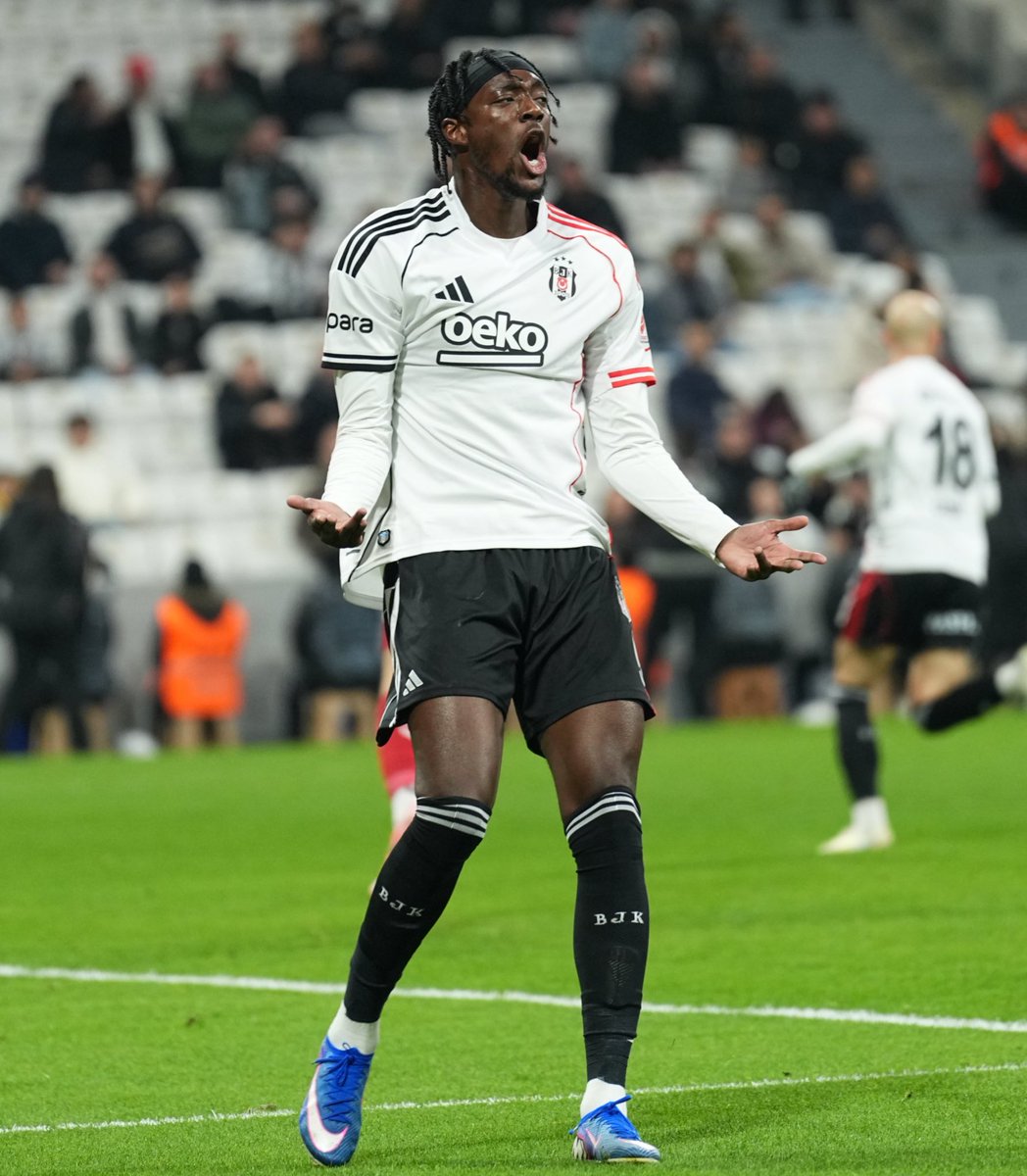 28 yaşında Premier Lig üçüncüsünden resmi teklif almasına rağmen Ziraat Türkiye Kupası maçında full konsantrasyon ve performansla oynadı.

Muhtemel ayrılığına dair en ufak bir sinyal yakmadı. Gerçek karakter.