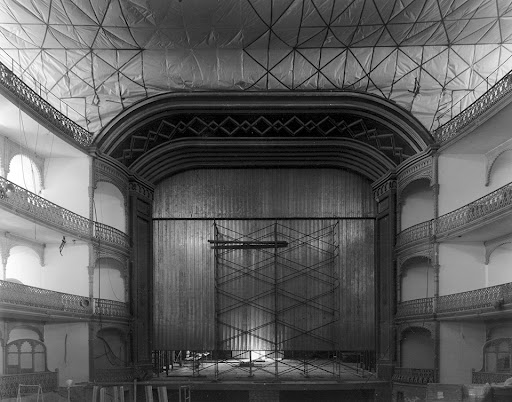 Era el carnaval de 1988 y el Teatro Falla estaba cerrado y en plena rehabilitación. El COAC se celebraba en el Teatro Andalucía, pero no todo el mundo estaba dispuesto a cantar allí.
Los autores consagrados decidieron no sacar sus agrupaciones. Y qué paso? #COAC2026P5

Va hilo👇