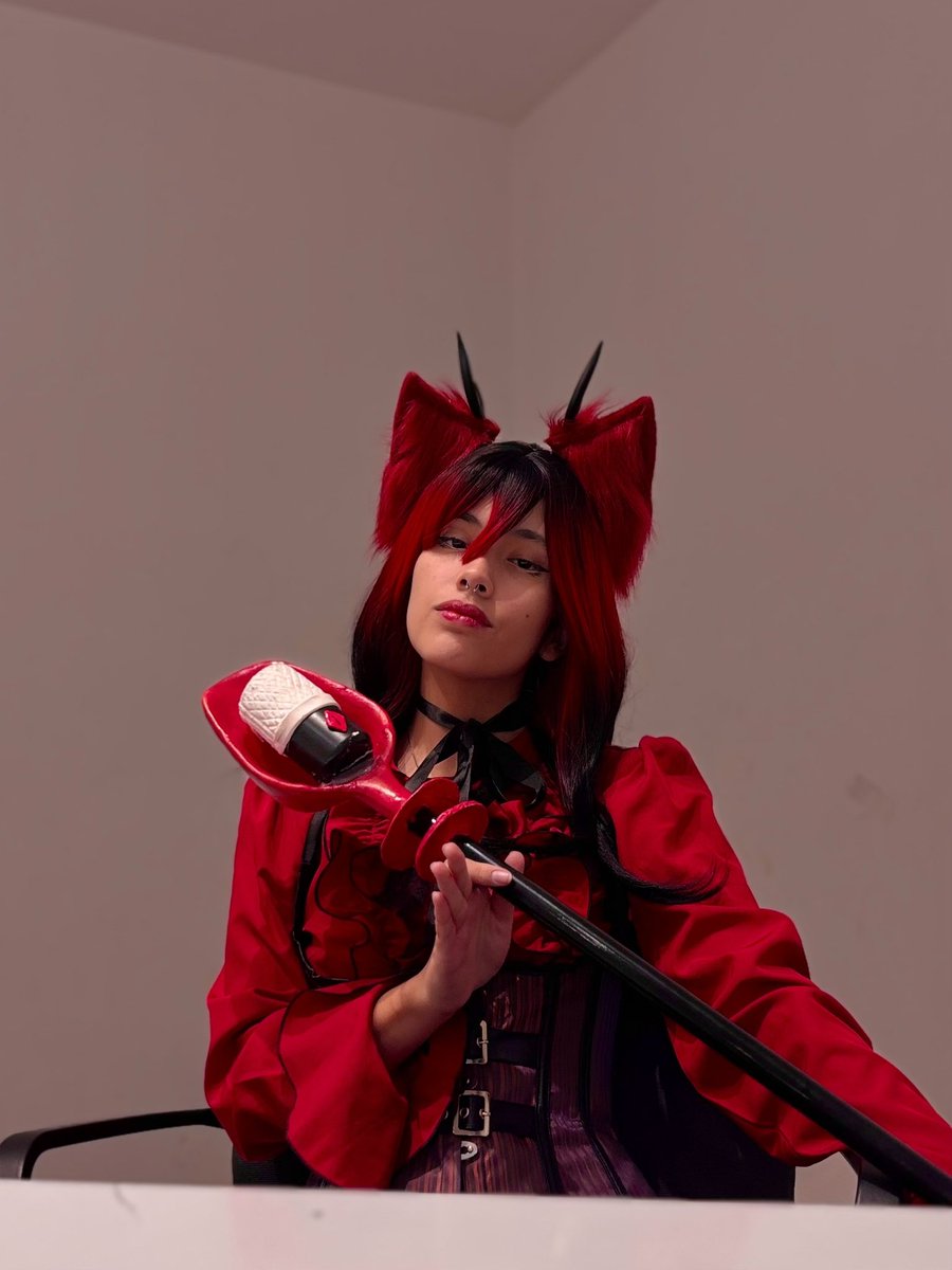 xShiro_190's tweet photo. Cosplay Alastor fem. ver. 📻❣️ https://t.co/KuQeXHRwJt