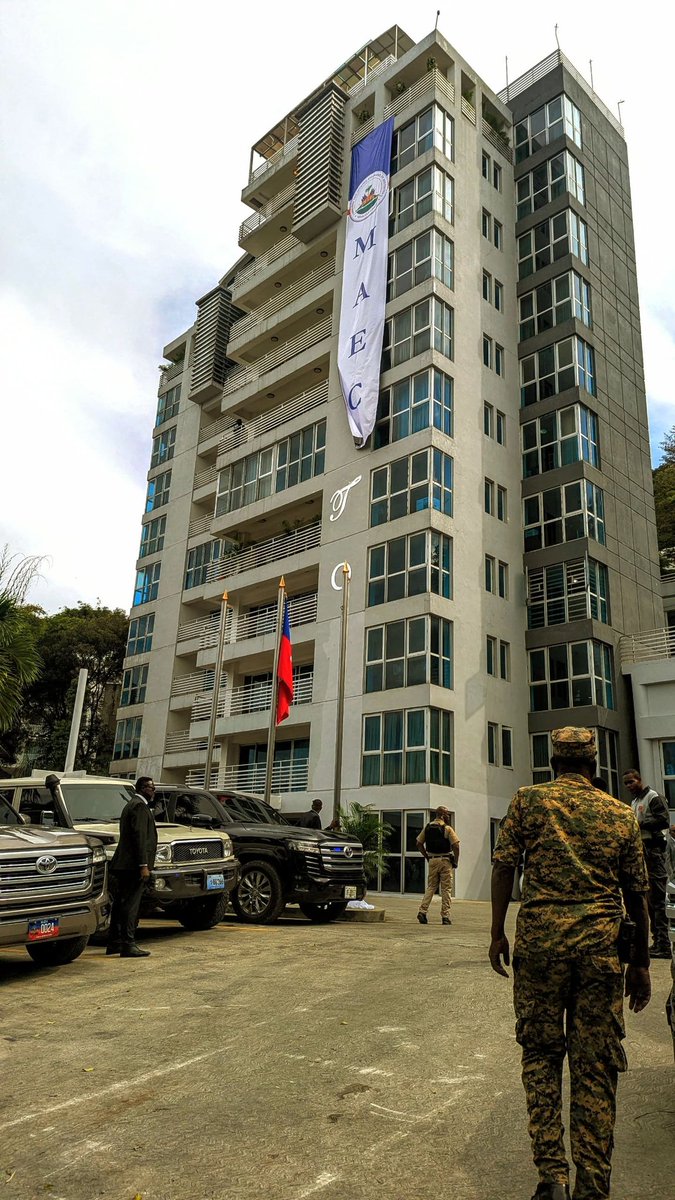 rtvgalaxie's tweet photo. Ce jeudi 15 janvier 2026, de nouveaux locaux du ministère des Affaires étrangères et des Cultes ont été officiellement inaugurés à la rue Mangonès, à Pétion-Ville, marquant une nouvelle étape pour la chancellerie haïtienne. https://t.co/FeTI0mFm4B