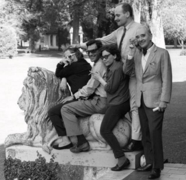 La foto que compartimos hoy reúne a varios nombres destacados de las letras argentinas del siglo XX.

Fue tomada por Adolfo Bioy Casares en 1965, en la estancia La Martona, propiedad de los tíos de Bioy.

En ella se puede ver de izquierda a derecha a: Silvina Ocampo, Enrique