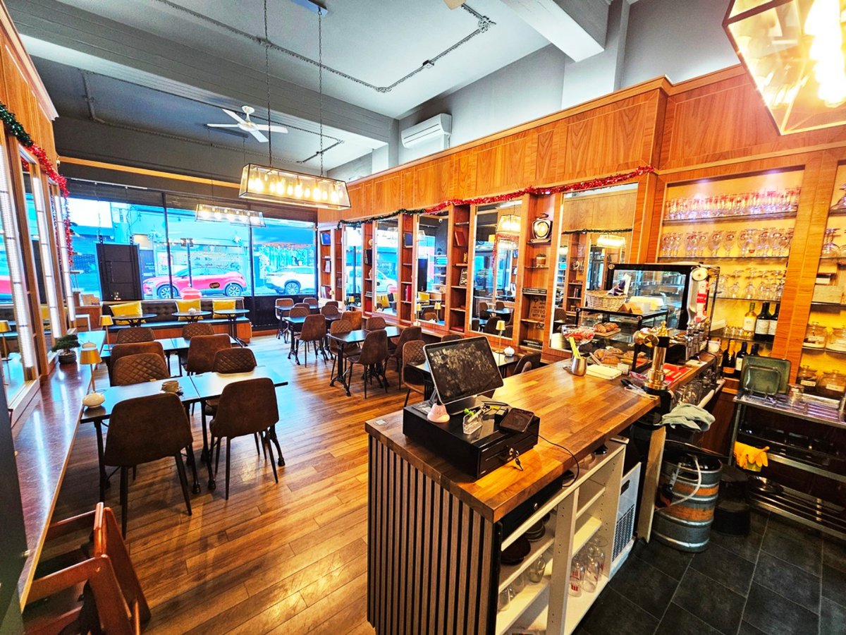 PaviourPS's tweet image. IMMACULATELY FITTED, FULLY REFURBISHED CAFÉ–FULL A3 &amp;amp; ALCOHOL LICENCE (MIDNIGHT) FULLY STAFF RUN–NO INVOLVEMENT FROM OWNER £50,000 REFURBISHMENT (DEC 2024) HUGE OPPORTUNITY TO EXPAND FOR NEW HANDS ON OWNER REF: C3131 SOUTH EAST ESSEX-REDUCED-OFFERED INVITED £44,995 LEASEHOLD+SAV