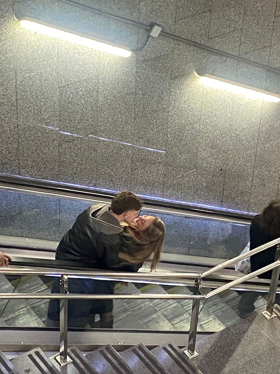 lukebvr's tweet image. nos hicieron una foto desprevenidos y ahora es mi foto favorita en el mundo