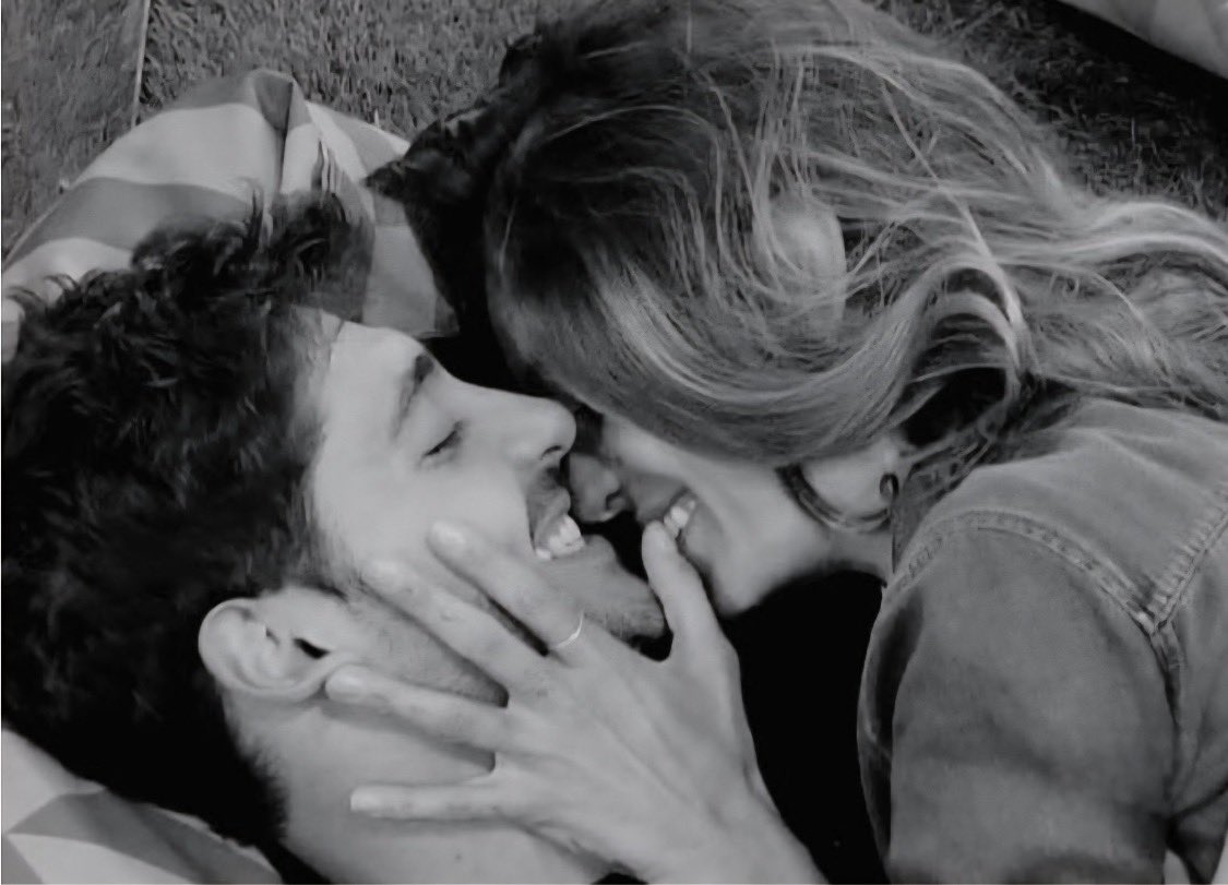 Lunanerissima's tweet image. Non sa più come dirvelo.
“ io ho un fidanzato meraviglioso”
Lo dovete mollare.
Lì dovete mollare.
Entrambi.