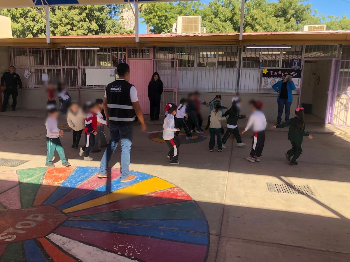 KamiloOntiveros's tweet photo. Secretaria de Seguridad y Protección Ciudadana a través del Centro Estatal de Prevención del Delito y Policia Estatal promueve actividades recreativas y deportivas en planteles escolares de #Navojoa a través del programa “Jornadas Permanentes por La Paz” y “Mundial Social” https://t.co/RsDecYApi9