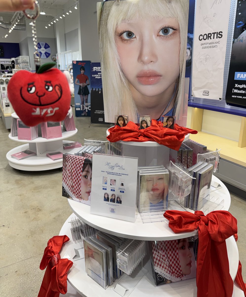 yvesnights's tweet image. visited chuu’s album release event at kpop nara ❤️ #CHUU #KPOPNARA