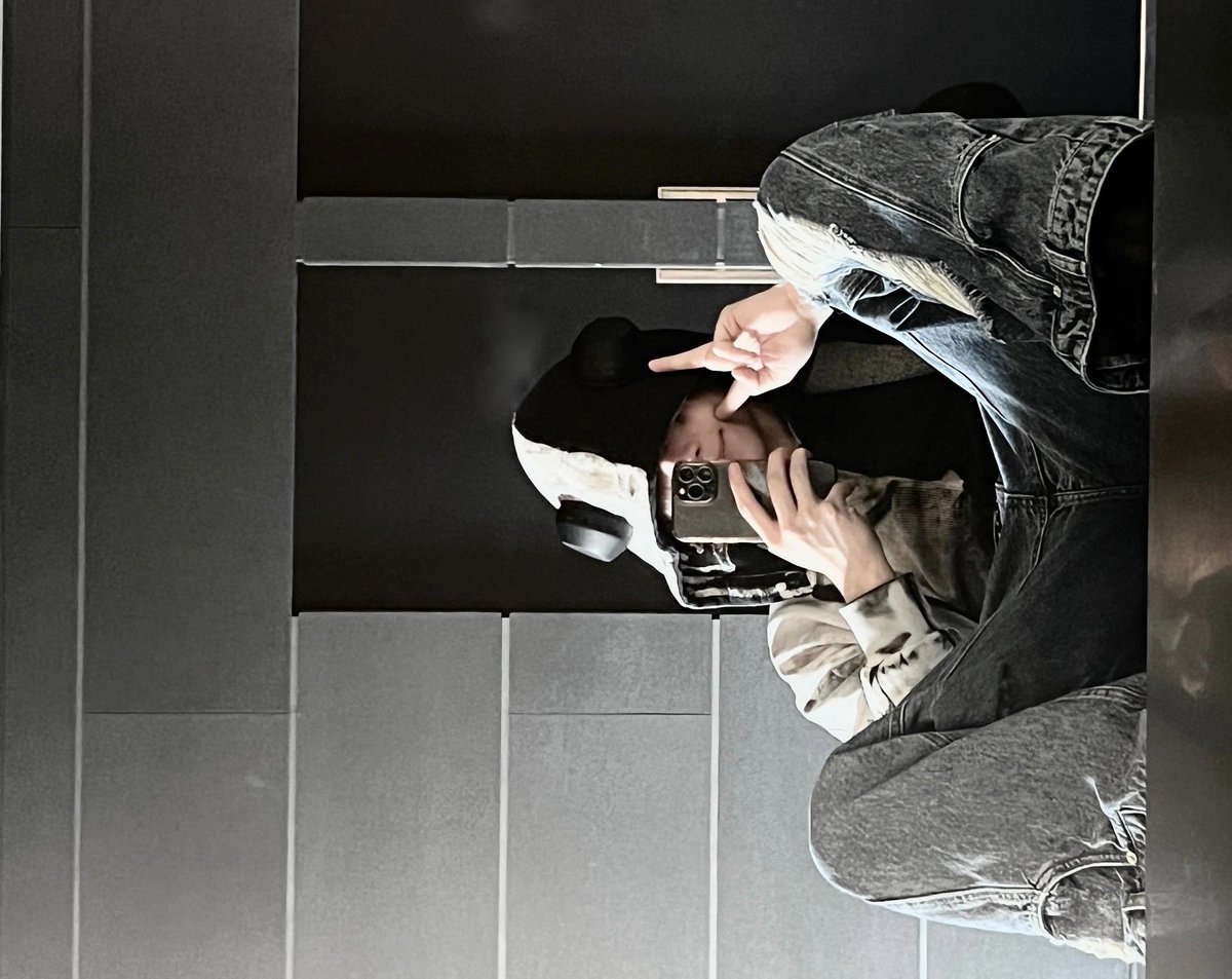 todayzip's tweet image. 옛날에는 시간이 생기면 체력이 다 빠져서 아무것도 하지 않고 푹 쉬었는데 요즘은 그 짬 나는 시간마저 쪼개서 매 순간 니코를 생각함🫠🫠 언제 이렇게 저에게 큰 존재가 되셨을까요. . .