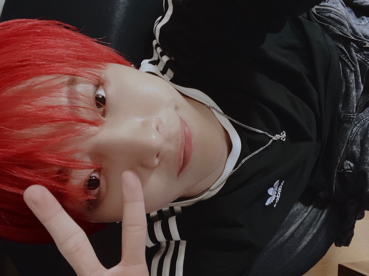 todayzip's tweet image. 옛날에는 시간이 생기면 체력이 다 빠져서 아무것도 하지 않고 푹 쉬었는데 요즘은 그 짬 나는 시간마저 쪼개서 매 순간 니코를 생각함🫠🫠 언제 이렇게 저에게 큰 존재가 되셨을까요. . .