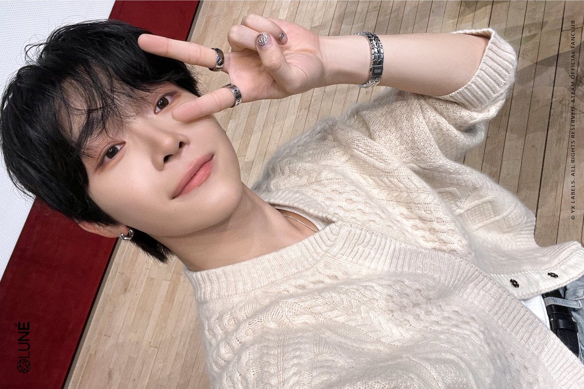 todayzip's tweet image. 옛날에는 시간이 생기면 체력이 다 빠져서 아무것도 하지 않고 푹 쉬었는데 요즘은 그 짬 나는 시간마저 쪼개서 매 순간 니코를 생각함🫠🫠 언제 이렇게 저에게 큰 존재가 되셨을까요. . .