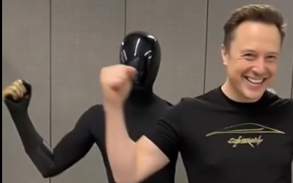 MatchMicha's tweet photo. @Dogetothemoon @elonmusk It's an AI-generated video. If you look at the color of Optimus's hands, they change color mid-video. Besides, Elon doesn't smile like that in real life. https://t.co/k3Cvzowx5O