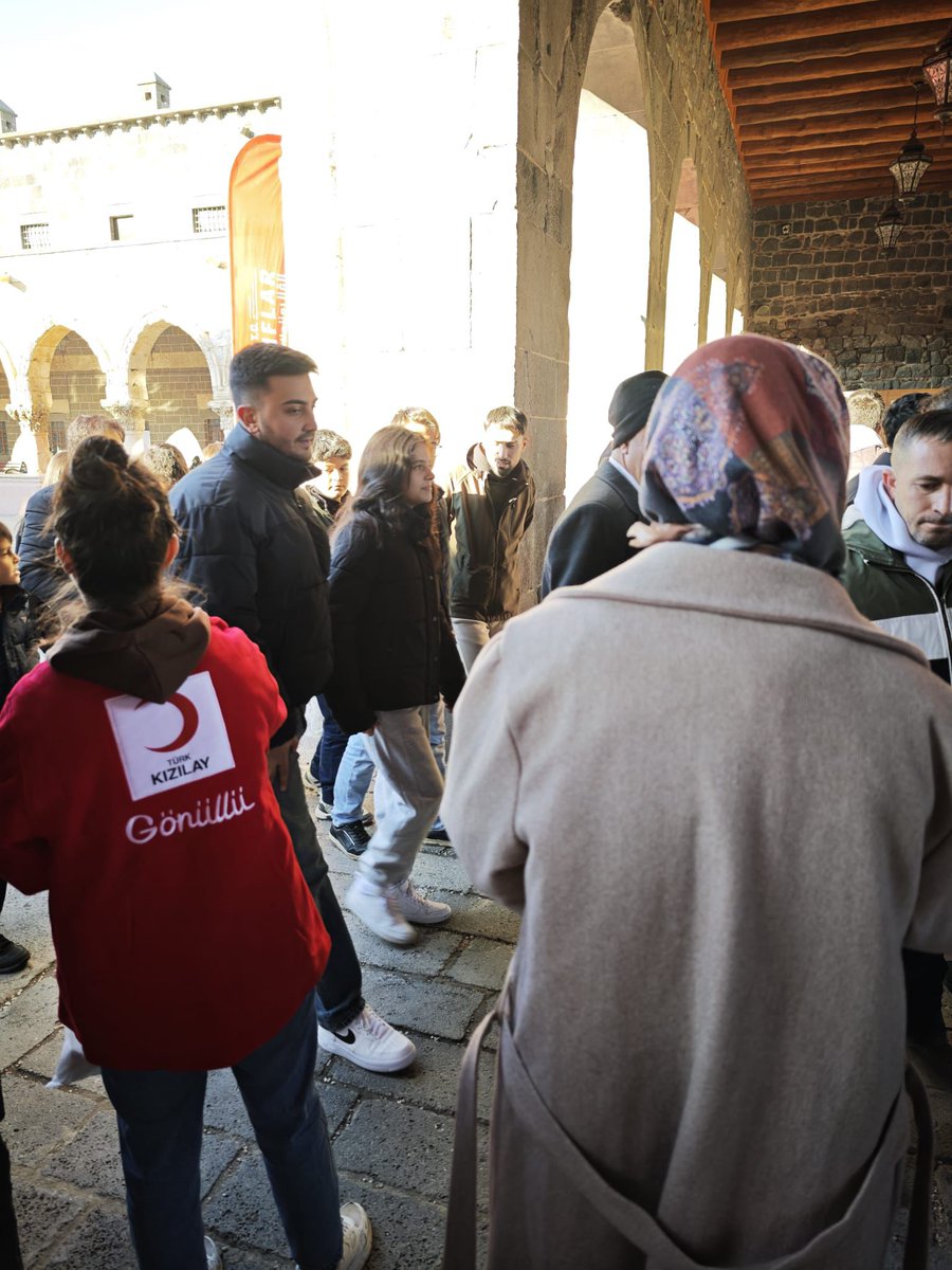 Genç Kızılay gönüllülerimiz Miraç Kandili vesilesiyle hazırladıkları ikramlıkları şehrimizin Merkez Camiilerinde ibadet eden vatandaşlarımıza dağıttılar.

Gecemiz mübarek olsun🤲
Dualarımız bir, gönüllerimiz bir 🌙🤍