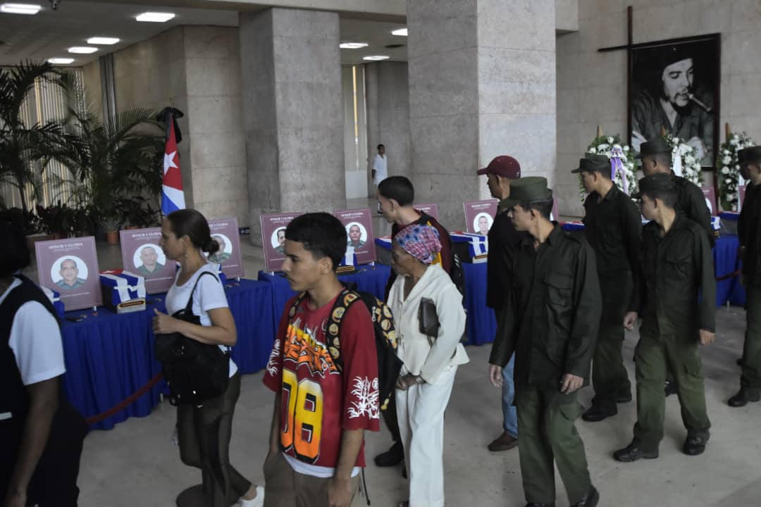 ✊🇨🇺 ¡Cuando un pueblo enérgico y viril llora, la injusticia tiembla!

✨ #HonorYGloria eterna a los mártires de la Patria.