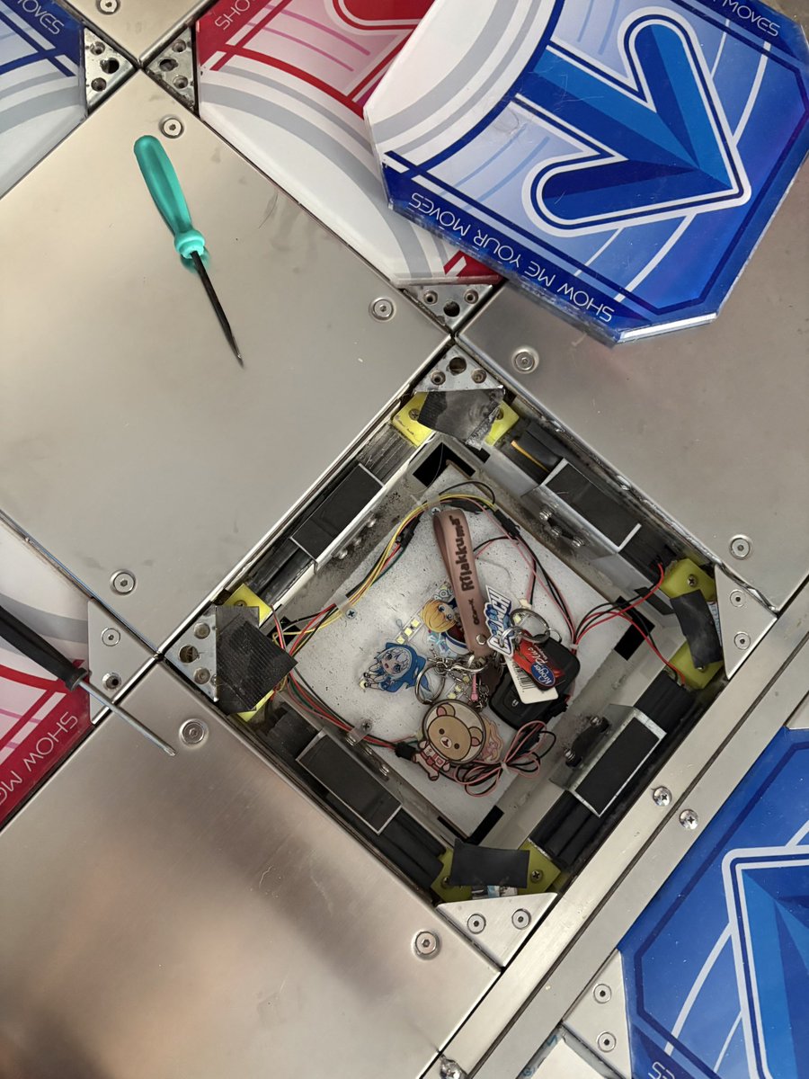 Have you ever modded the pad and then forgot your car key in the panel 😭
Took me like half an hour to looking for me car key and then realized it was inside my DDR panel