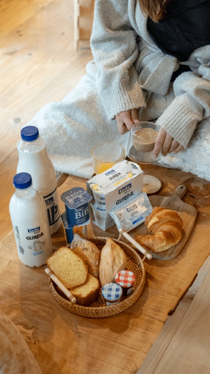 KaikuKm0's tweet photo. Cuando hace frío, lo único que apetece es quedarse en casa goxo-goxo, desayunar con calma y alargar ese momento un poco más de lo normal ❄️🥛.

Kontaiguzu, zein da horrelako egunetan gehien gustatzen zaizun gosaria? 💬

#KaikuKm0 #Baserrikoesnea  #ProductoLocal https://t.co/ZJ76EQwDld