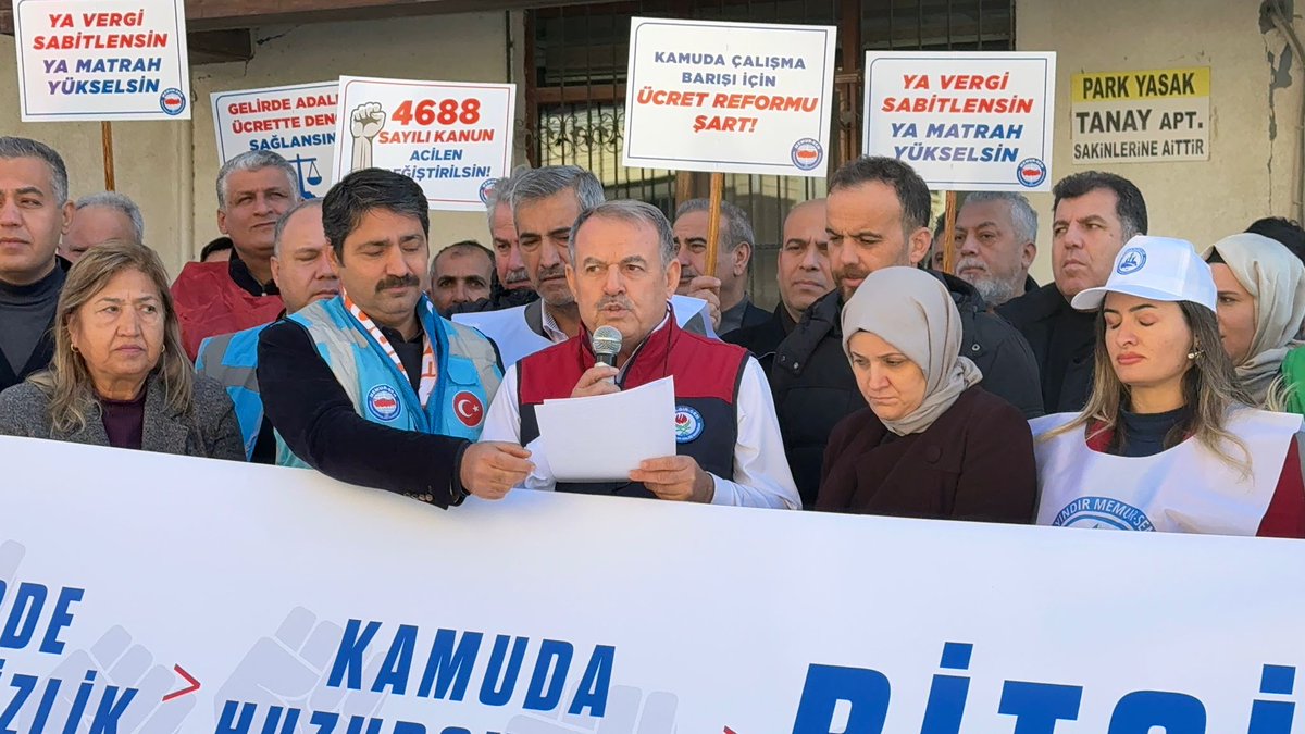 Birileri farkında değil ancak Kamuda iş barışı bozuldu.Bordrolar karşılaştırılıyor. Akıl ve alın terimizin görülmediği, okuduğumuz okulların, aldığımız diplomaların değersizleştirildiği günleri yaşıyoruz.
#ÜcretReformuŞart
