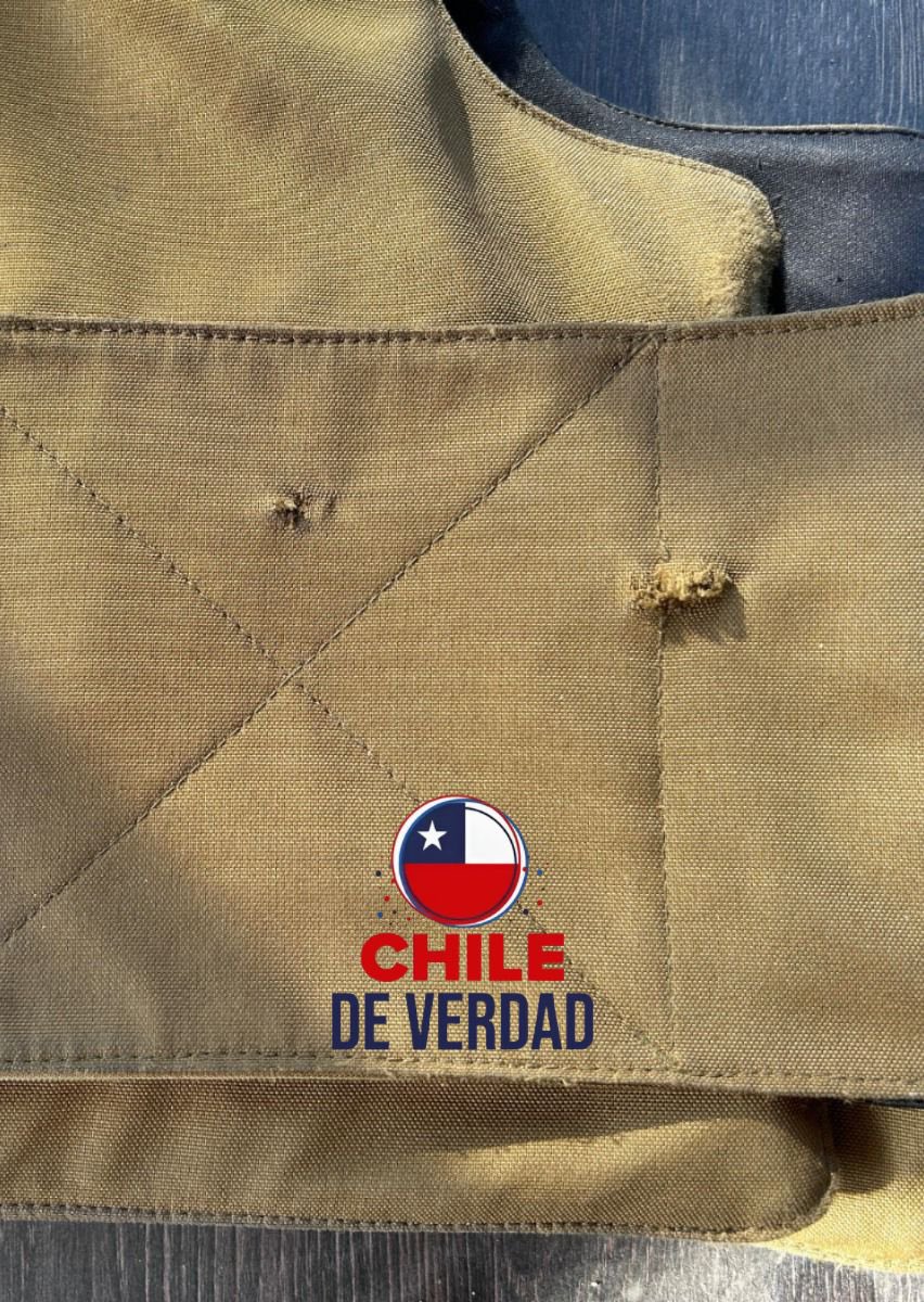 ¡IMPACTANTE! 🚨 Imágenes del chaleco antibalas de un carabinero lesionado en el desalojo de la Mega toma de San Antonio muestran el impacto directo de un disparo hacia su torso, que rebotó en el chaleco y lo hirió en el brazo. ¡Gracias al chaleco, el riesgo vital fue evitado! 🙌