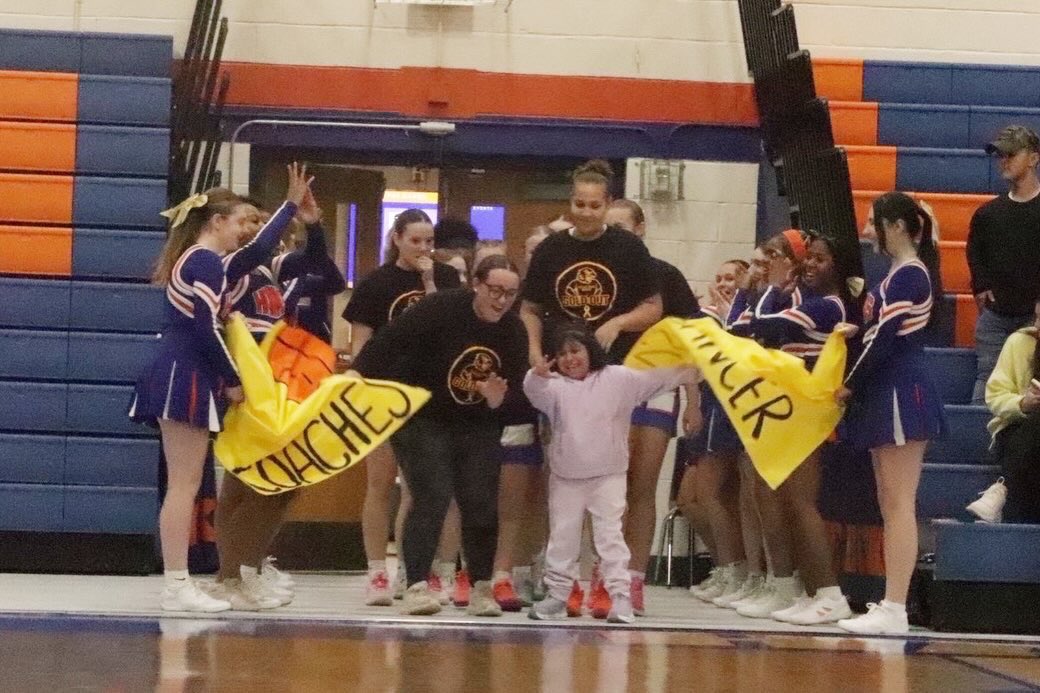 vphsleadership's tweet photo. Paint It Gold Night! we honored Sofia Onofre for fighting and beating. cancer! 💛 Everything went so smoothly, and it was such a special night filled with love, support, and awareness for childhood cancer. We are grateful for everyone who helped make this night unforgettable https://t.co/JoovR7yKEk