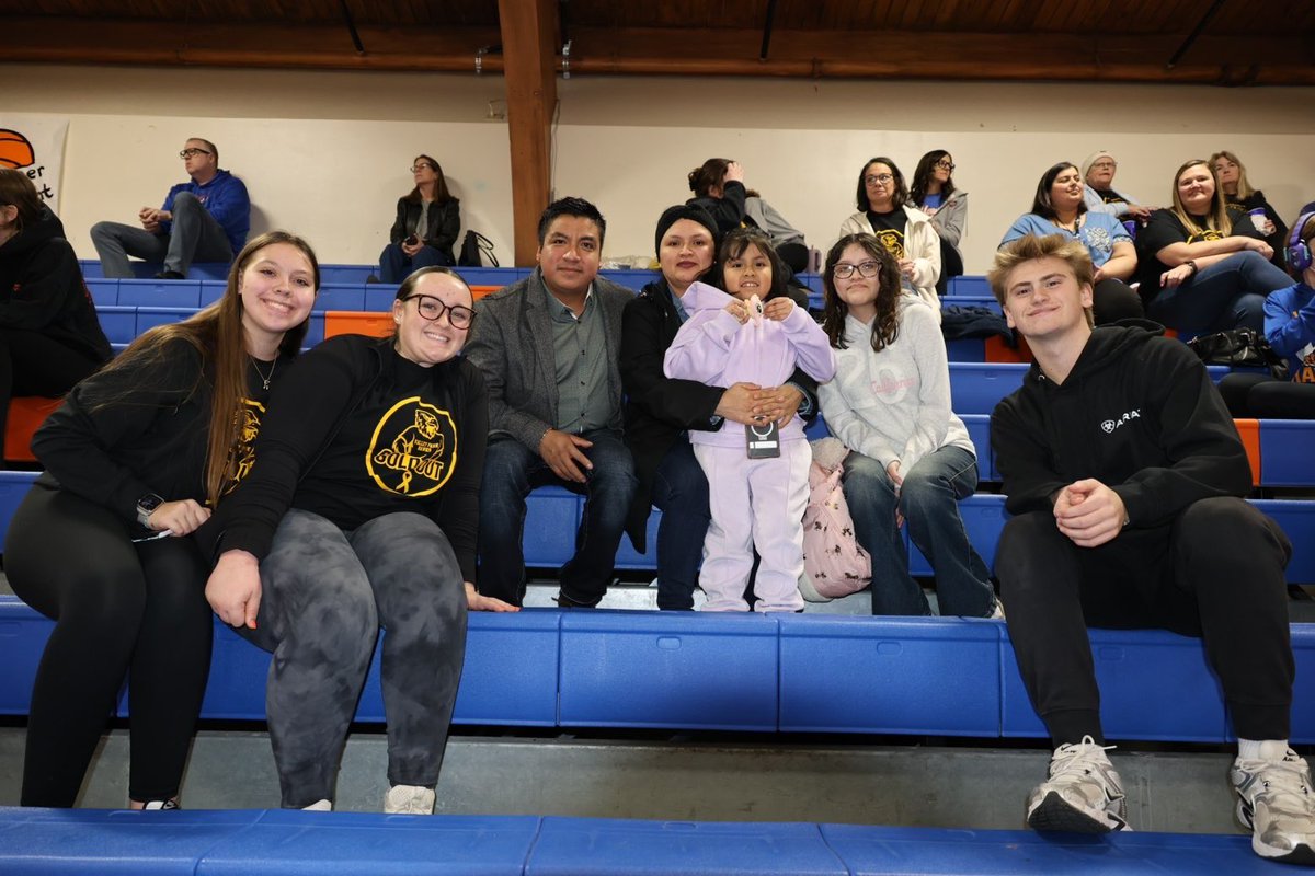 vphsleadership's tweet photo. Paint It Gold Night! we honored Sofia Onofre for fighting and beating. cancer! 💛 Everything went so smoothly, and it was such a special night filled with love, support, and awareness for childhood cancer. We are grateful for everyone who helped make this night unforgettable https://t.co/JoovR7yKEk