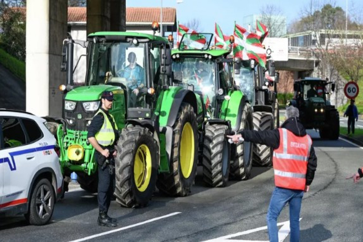 ikisahilnews's tweet photo. 🇨🇵🚜🇪🇸 #Fransa və #İspaniya fermerlərinin #etiraz aksiyası iki ölkə arasında yol hərəkətini #iflic edib. https://t.co/eeEEOFBDOJ