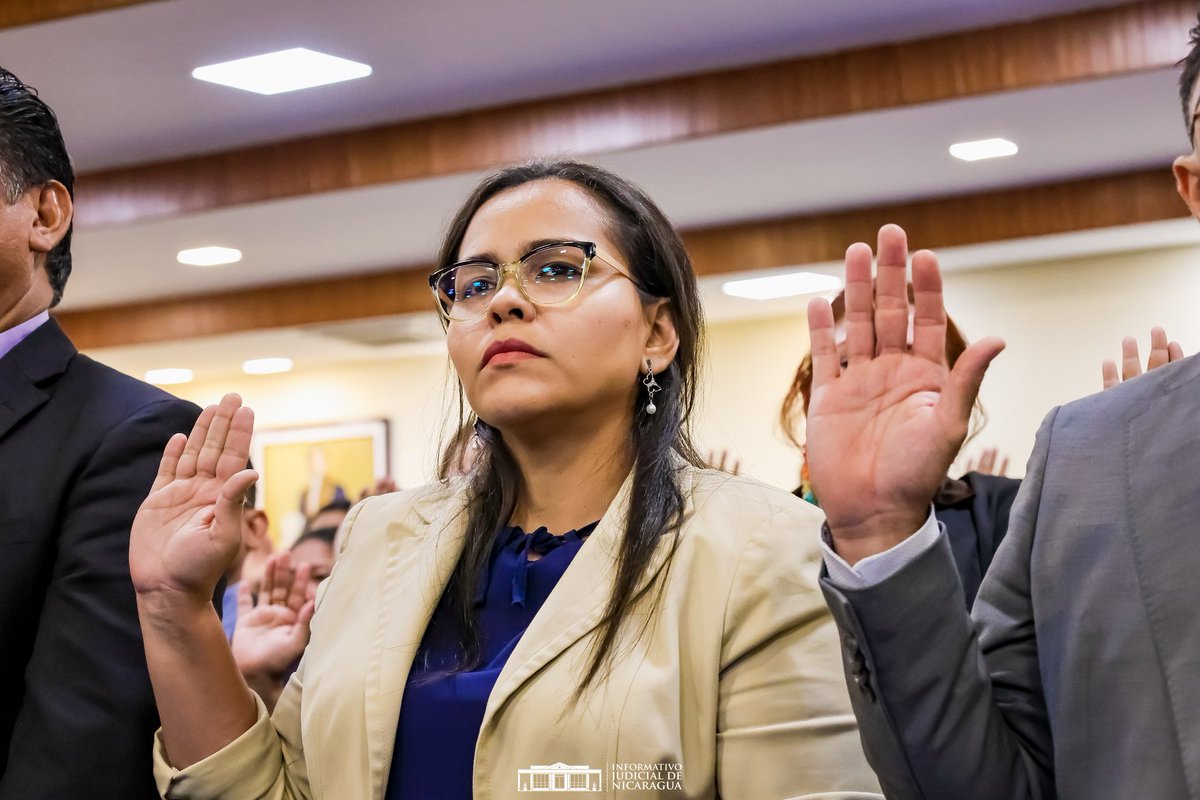 InformativoJNic's tweet image. #InformativoJudNic | 👩‍⚖️ Autoridades de la Corte Suprema de Justicia realizaron toma de promesa de ley a licenciados en la carrera de Derecho, quienes han sido debidamente autorizados para ejercer la abogacía al servicio de la población nicaragüense. 👪 🇳🇮
#abogados 
#Nicaragua