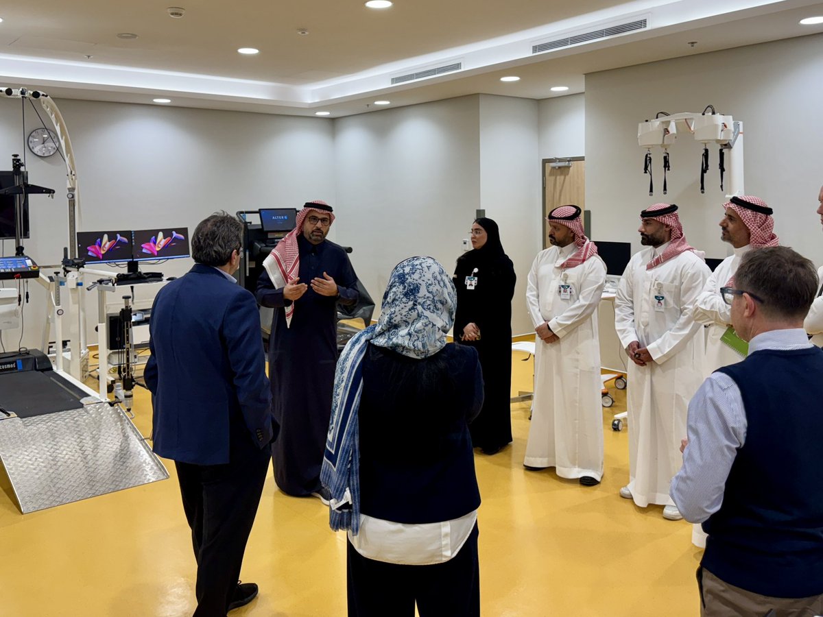 تشرفت مستشفى آماد اليوم باستقبال وفد مشترك من وزارة الرياضة والاتحاد السعودي للطب الرياضي برئاسة سعادة د. أحمد بن ناصر وبحضور الأستاذ ماهر الفرحان، لبحث سبل التعاون في مجال الطب الرياضي والتأهيل بما يعزز صحة الرياضيين وجودة حياتهم ضمن مستهدفات #رؤية_السعودية_2030