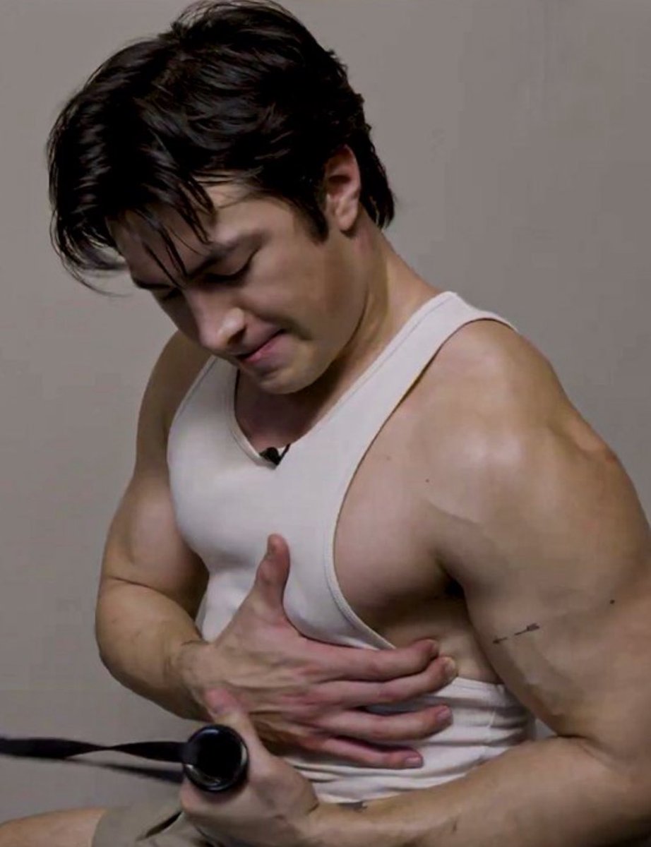 httpsrora's tweet image. can someone get him a fuckin bra IM GUNNA LOSE MYSHITISJ