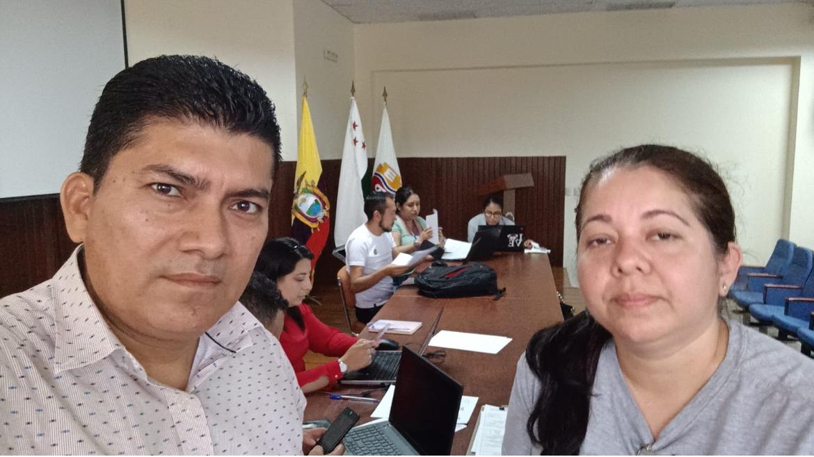 funcionarios amenazados en las ofic del Distrito 09d21 por no cumpliar las ordenes de los Mafiosos Carlos Garcia y Sonia Sandoya les quitaron celulares y fueron golpeados y apuntados con armas de Fuego <a href="/Salud_CZ5/">Coordinación Zonal 5 🇪🇨</a> <a href="/Salud_Ec/">Ministerio de Salud Pública 🇪🇨</a> <a href="/Black66Joe/">ALTO A LA CORRUPCIÓN</a> <a href="/Jacsherazade1/">Merichane</a> <a href="/ojosdeaguila123/">javier</a> <a href="/JulioS13657/">JulyS</a>