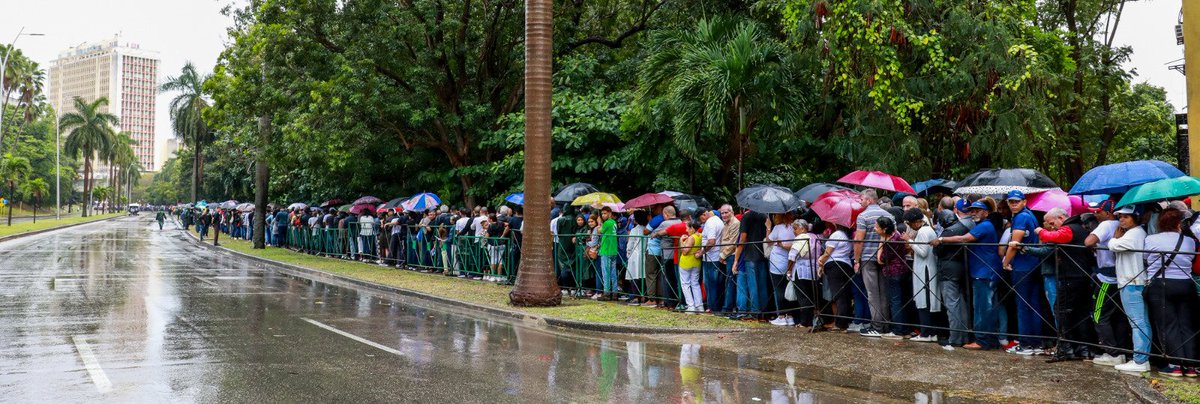 Junto al General de Ejército recibimos en la Patria los restos de los 32 héroes caídos en duro combate en defensa de la soberanía de #Venezuela y su Presidente Nicolás Maduro. Ni la fría lluvia ha podido detener el emocionado tributo del pueblo. 

#HonorYGloria