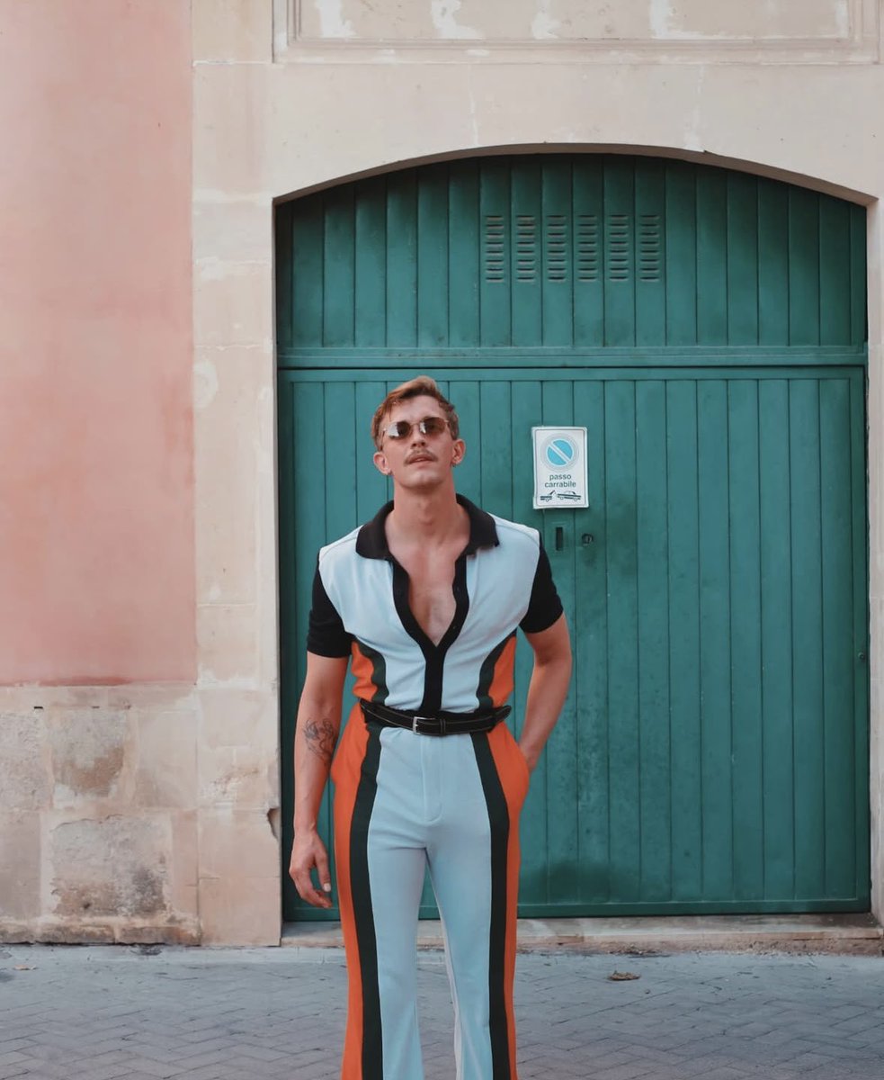 Terminatrix's tweet image. Even though I wouldn’t look anywhere near as good as Stephen. I really want this outfit. I love it. #TheTraitors