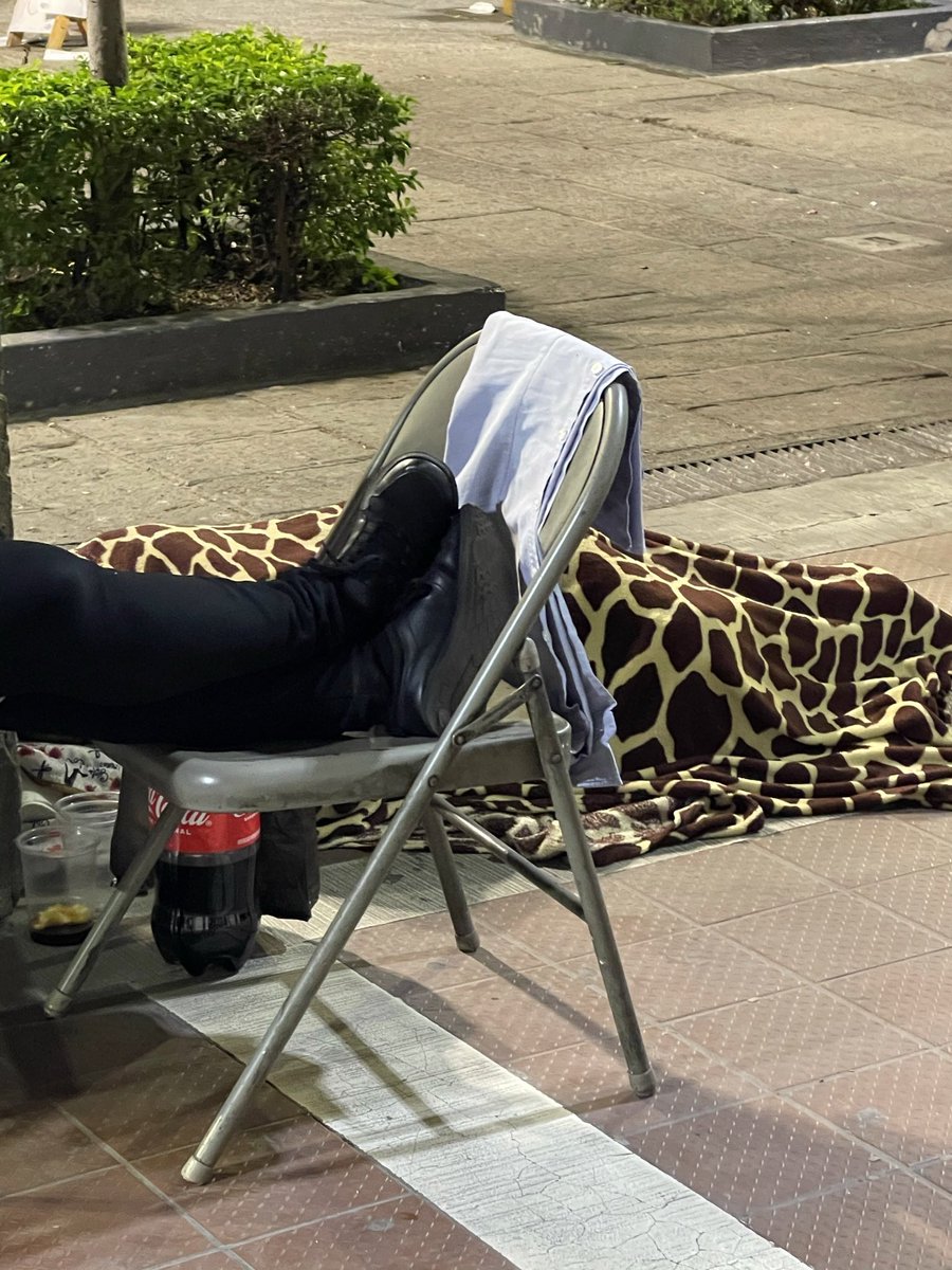 argenis3d's tweet photo. @Hiramtorres Mira, @Hiramtorres cuando fueron las vacunas contra COVID para adultos mayores puestas por el gobierno de mi cabecita del algodón. Los adultos mayores durmiendo en el suelo al aire libre. Al estilo morena https://t.co/yjjSHQPkvz