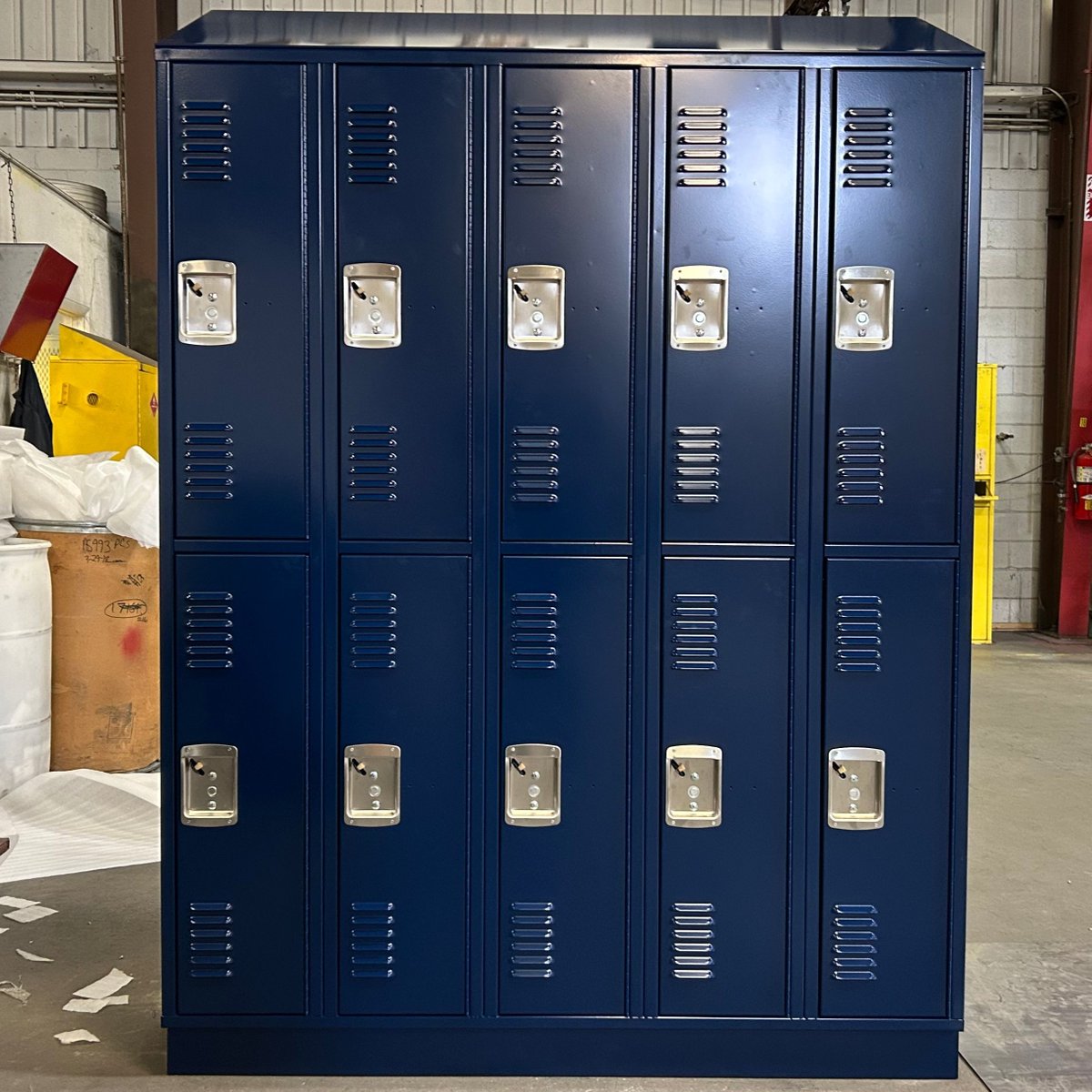 Iaeger Elem School in Iaeger, WV
#rebelplus #sentrythreelatch #louveredventilation #pianohinge #navyblue #slopetop #closedbase #2tier #debourgh #lockers
