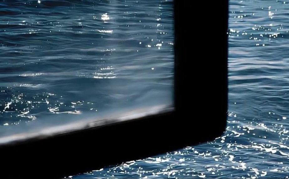 "Umarım karşımıza hep denize bakmak gibi hissettiren insanlar çıkar. Işıl ışıl, huzurlu ve kaygısız.."