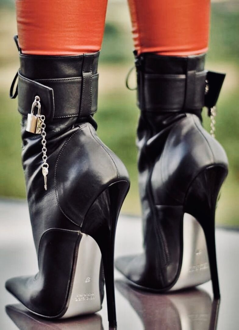 DaisyBrookside's tweet image. Like and RT if you love these shoes #HighHeels #ShoeAddict #HeelsOfTheDay