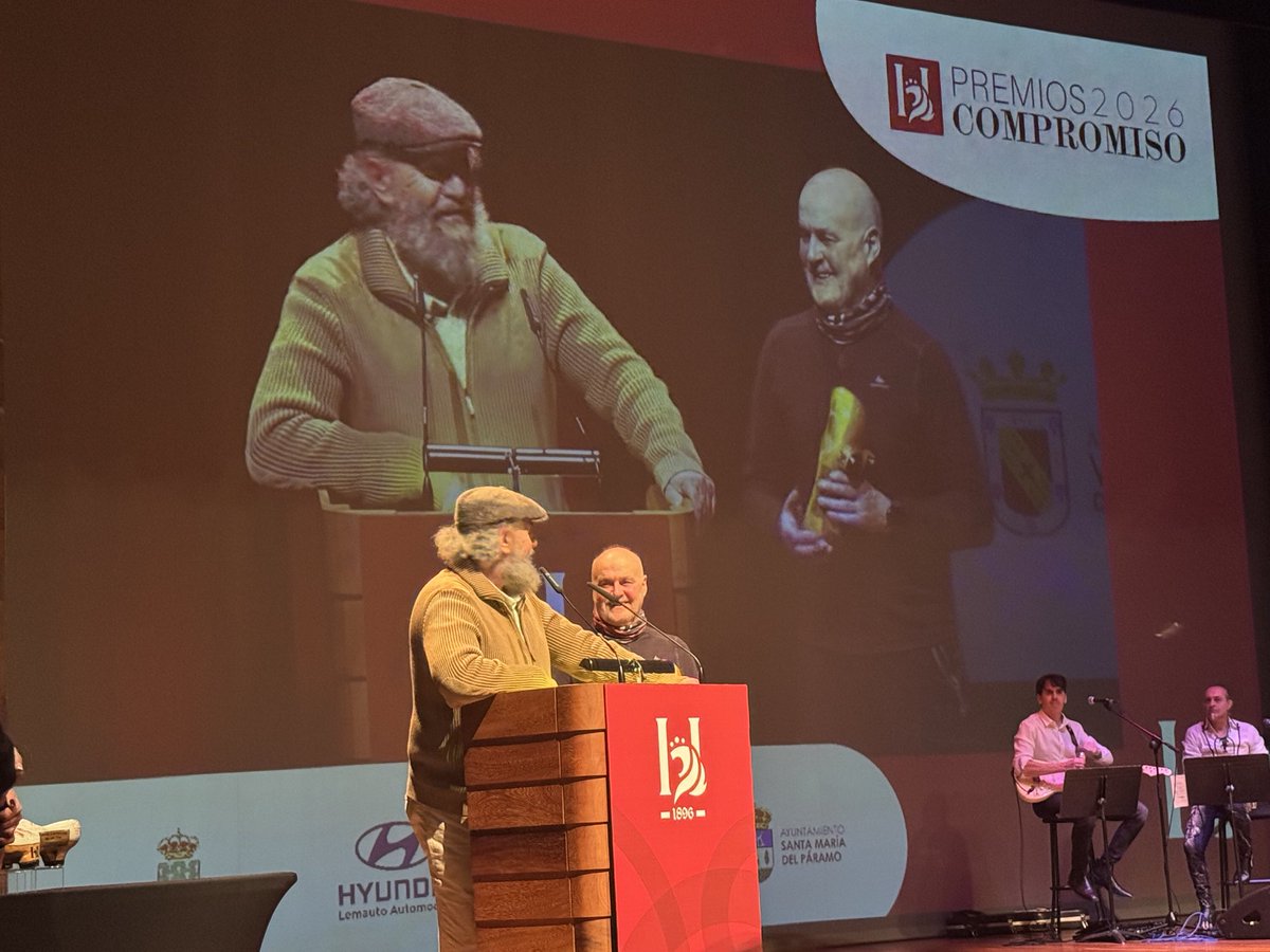 🏆 Premio Compromiso con la Tierra 

Fulgencio Fernández y Mauricio Peña reciben el premio, entregado por Javier Cid, CEO de Incosa, en reconocimiento a su labor documentando y protegiendo el patrimonio de la provincia.

#PremiosCompromisoHeraldodeLeon #HeraldoDeLeon