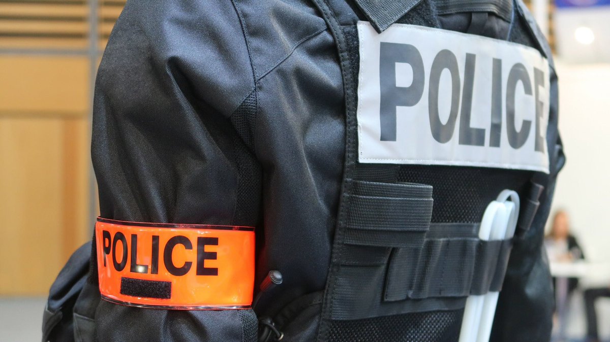 CitizenMediaFR's tweet image. 🇫🇷 👮‍♀️ INFO 

Un homme interpellé dans le 20e arrondissement est mort dans les locaux du commissariat.

Pris de convulsions, il a perdu connaissance avant de faire un arrêt cardiaque et de décéder vers 0h20.

Une enquête a été ouverte et confiée à l’IGPN pour déterminer les…
