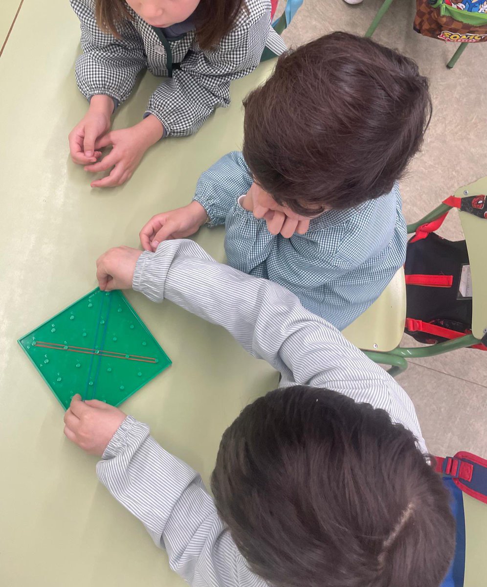 CEIPELVIRA's tweet photo. “Uso del GEOPLANO en Infantil para construir formas geométricas, descubrir propiedades de los polígonos… y desarrollar habilidades de motricidad fina y coordinación ojo-mano (esencial para el aprendizaje de la escritura). #yosoydelelvira #megustamicole #puedescontarconmigo https://t.co/tVtMdn6fnp