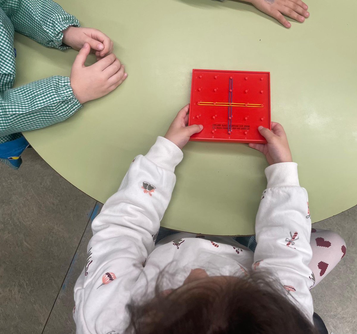 CEIPELVIRA's tweet photo. “Uso del GEOPLANO en Infantil para construir formas geométricas, descubrir propiedades de los polígonos… y desarrollar habilidades de motricidad fina y coordinación ojo-mano (esencial para el aprendizaje de la escritura). #yosoydelelvira #megustamicole #puedescontarconmigo https://t.co/tVtMdn6fnp