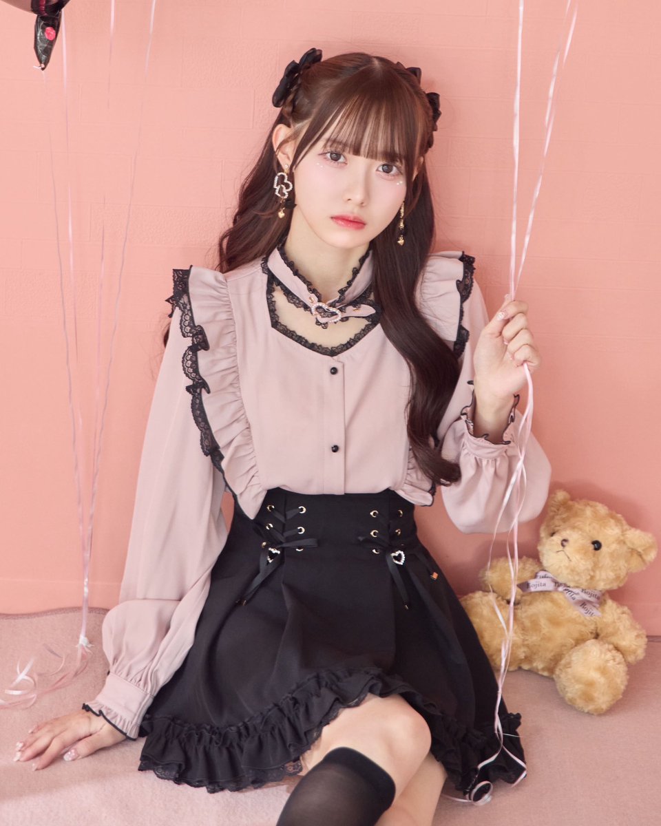 ROJITA__jp's tweet image. * 𝐑𝐎𝐉𝐈𝐓𝐀 𝟐𝟓𝐭𝐡 𝐚𝐧𝐧𝐢𝐯𝐞𝐫𝐬𝐚𝐫𝐲 * ིྀ

皆様から沢山のお声をいただき
大人気ブラウスが復刻🎀🖤

♡ラッフル肩開きブラウス♡
♡ハートバックルラッフルフリルブラウス♡

本日12時より公式通販サイトにて
＼予約販売スタート／
rlab-store.jp/c/ROJITA/ROJIT…

#ROJITA
#ロジータ