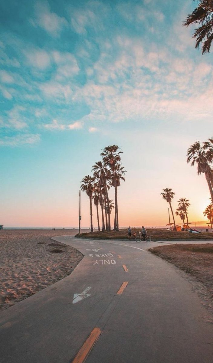 advantures's tweet image. 今日の夕焼けが綺麗だった
写真撮ればよかった 🌴